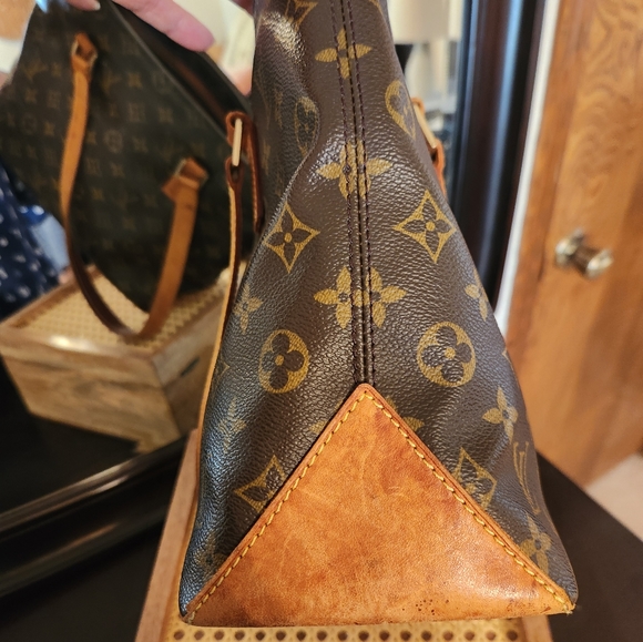 Authentic Louis Vuitton 💋 - Picture 5 of 8